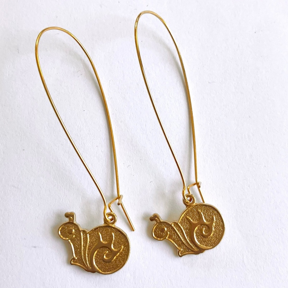 Vintage 70’s snail charm dangle gold tone earrings